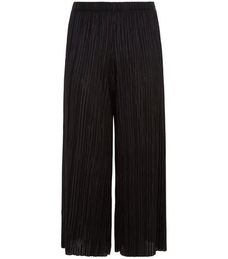 Petite Black Pleated Cropped Trousers | New Look