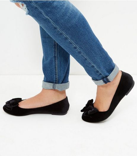 Wide Fit Black Velvet Bow Ballet Pumps | New Look
