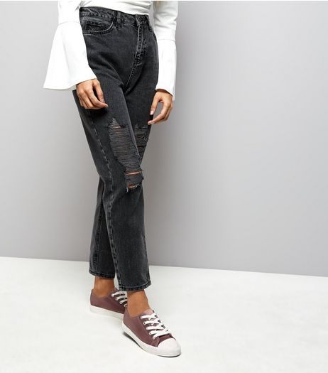 Petite Black Ripped Mom Tori Jeans | New Look