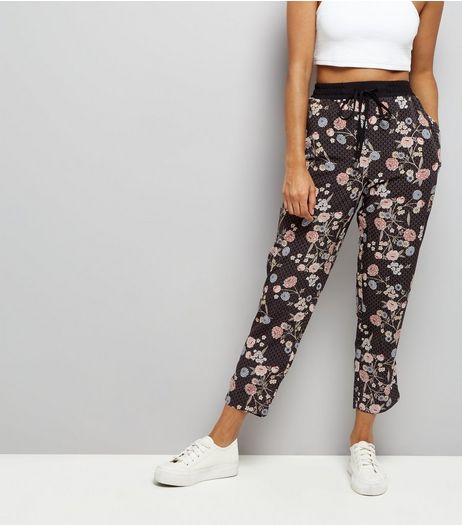 Petite Black Floral Print Tapered Leg Trousers | New Look