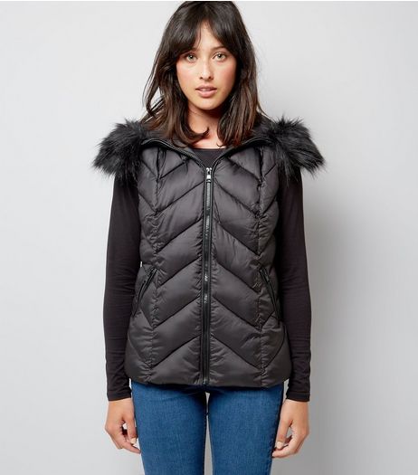 Black Faux Fur Trim Quilted Gilet | New Look