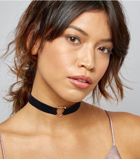 Black Velvet Heart Charm Choker | New Look