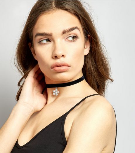 Black Flower Charm Choker | New Look