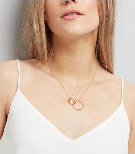 Gold Linked Circle Pendant Necklace | New Look