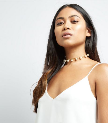 Gold Raised Pearl Embellished Choker | New Look